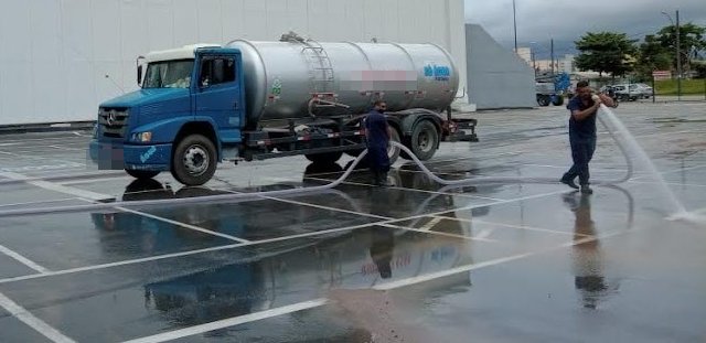 Caminhão-pipa de 18 mil litros da Só Água Potável lavando estacionamento de shopping em Balneário Camboriú
