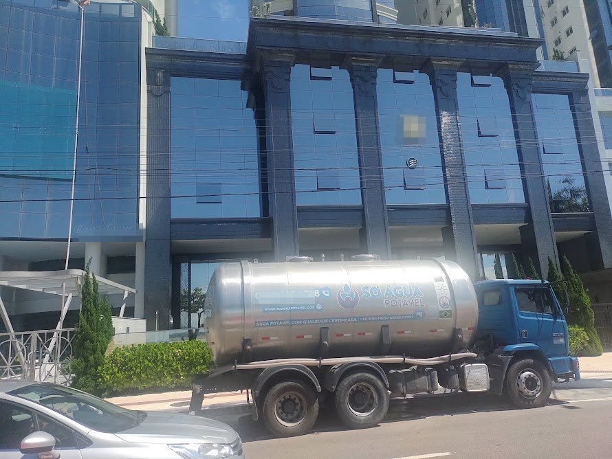 Caminhão-pipa da Só Água Potável abastecendo condomínio residencial em Balneário Camboriú