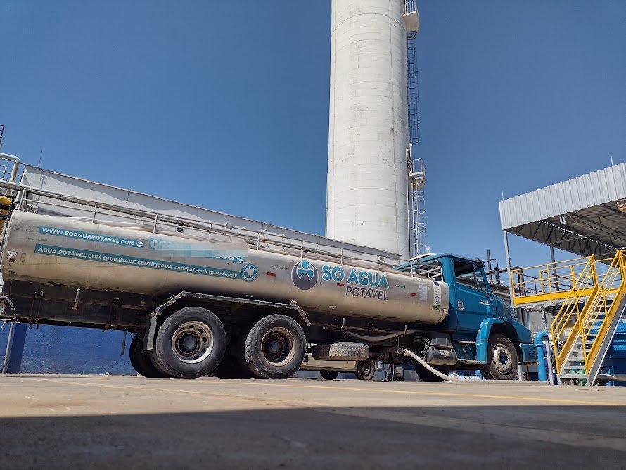 Caminhão-pipa de inox da Só Água Potável abastecendo indústria alimentícia em Itajaí