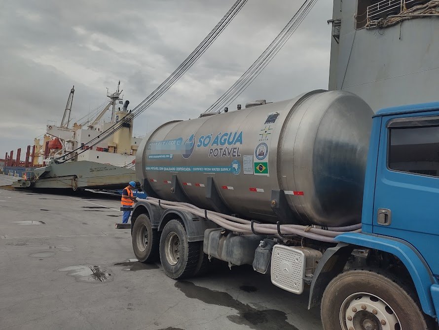 Caminhão-pipa da Só Água Potável junto a navio atracado no Porto de Itajaí