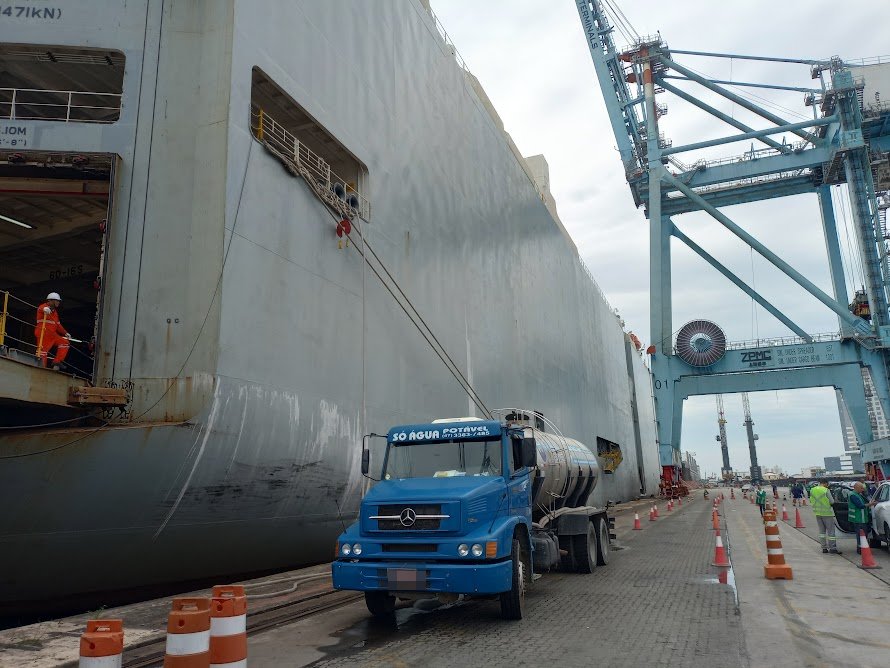 Caminhão-pipa da Só Água Potável abastecendo navio no cais do Porto de Itajaí