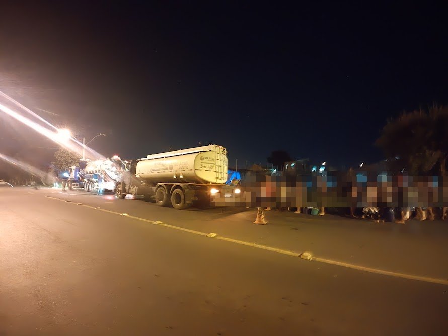 Caminhão-pipa da Só Água Potável abastecendo pessoas em fila durante a enchente no Rio Grande do Sul