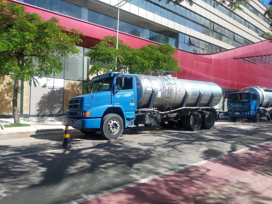 Caminhões-pipa da Só Água Potável enchendo a piscina de edifício em Balneário Camboriú