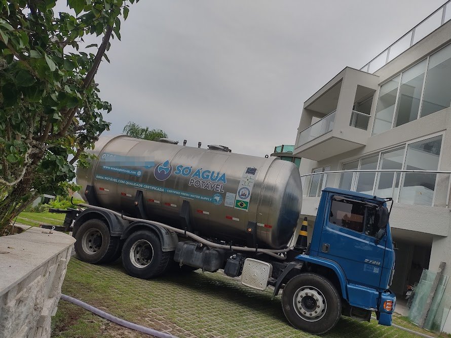 Caminhão-pipa da Só Água Potável enchendo piscina de empreendimento em Itapema