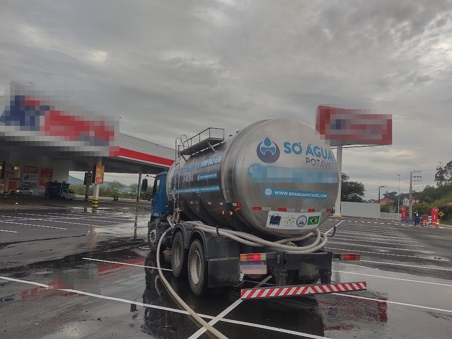 Caminhão-pipa da Só Água Potável lavando o estacionamento de um atacadista em Camboriú