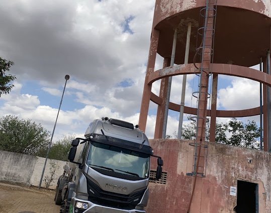 Caminhão-pipa da Só Água Potável junto a reservatório elevado durante a operação de seca no Piauí