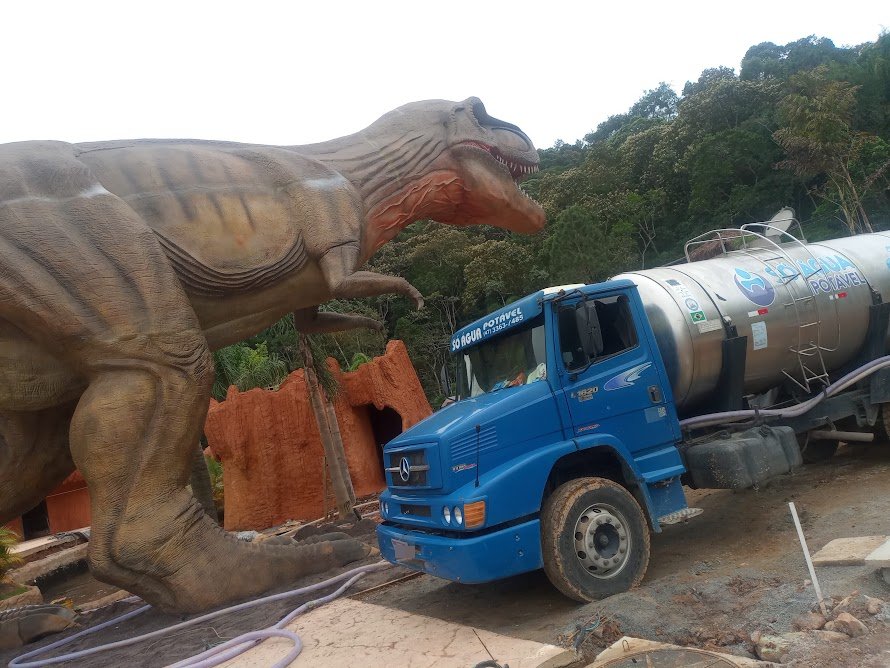 Caminhão-pipa da Só Água Potável abastecendo parque temático de dinossauros em Balneário Camboriú