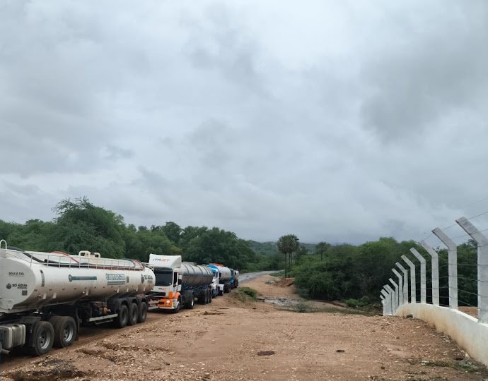 Comboio de caminhões-pipa da Só Água Potável na operação de seca no semiárido do Piauí