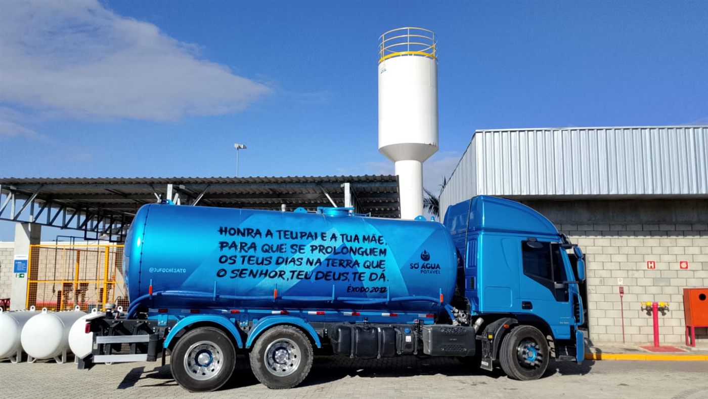 Carro-pipa azul de água potável da Só Água Potável em Santa Catarina