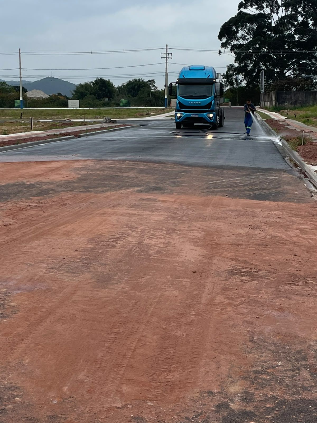 Carro-pipa da Só Água Potável molhando via de loteamento para controle de poeira
