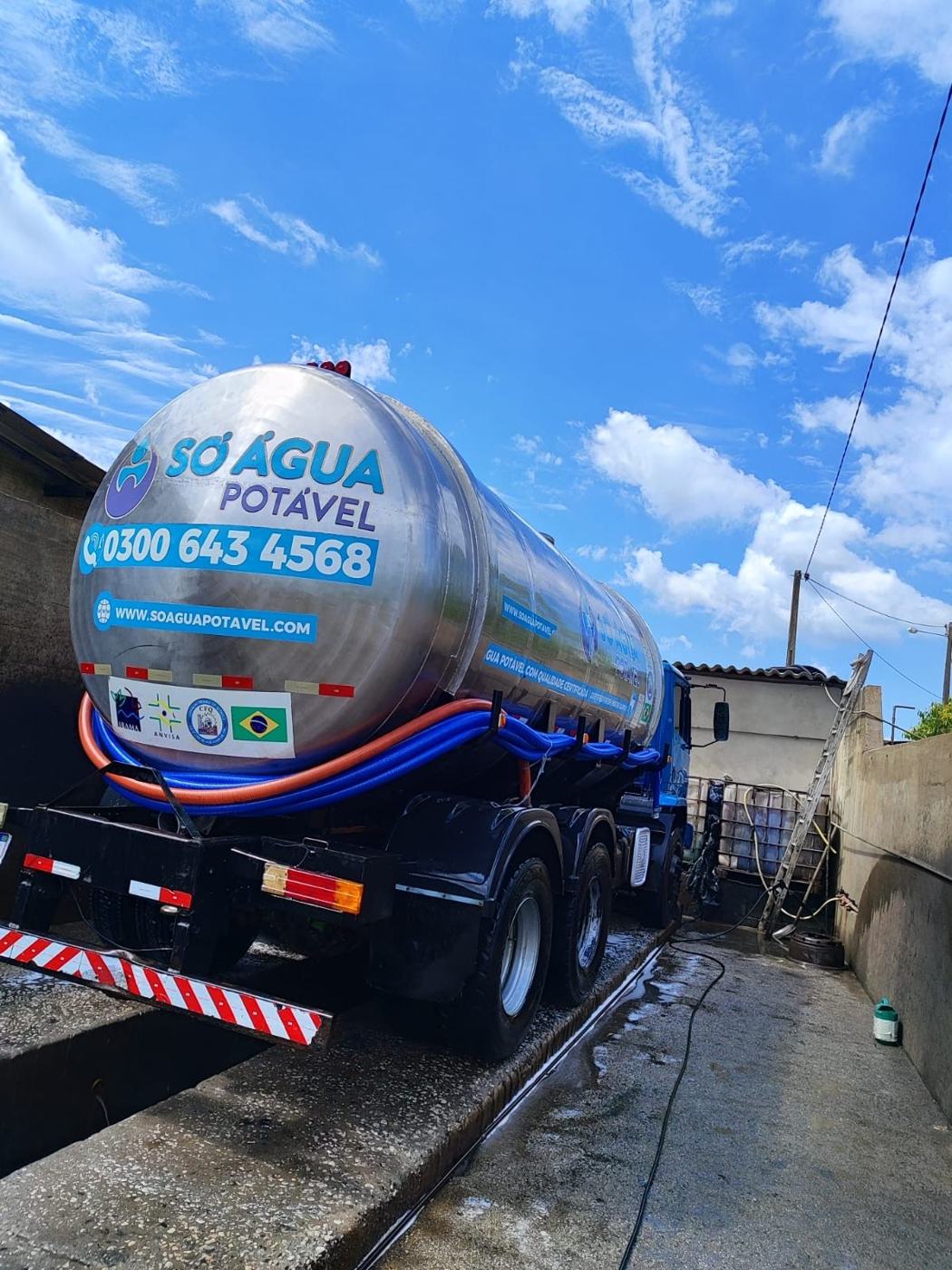 Tanque de inox da Só Água Potável sendo higienizado