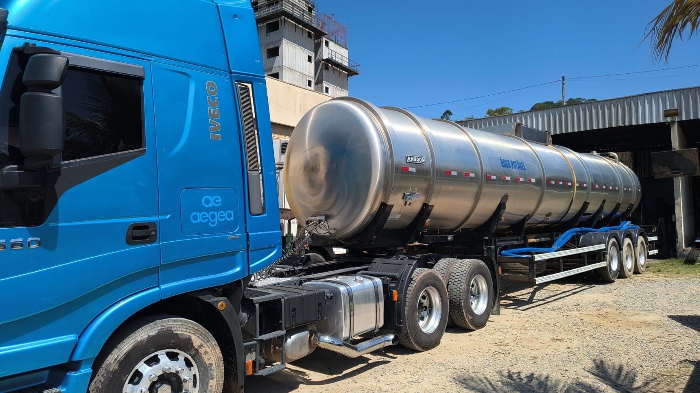 Carreta-tanque de inox exclusiva para água potável