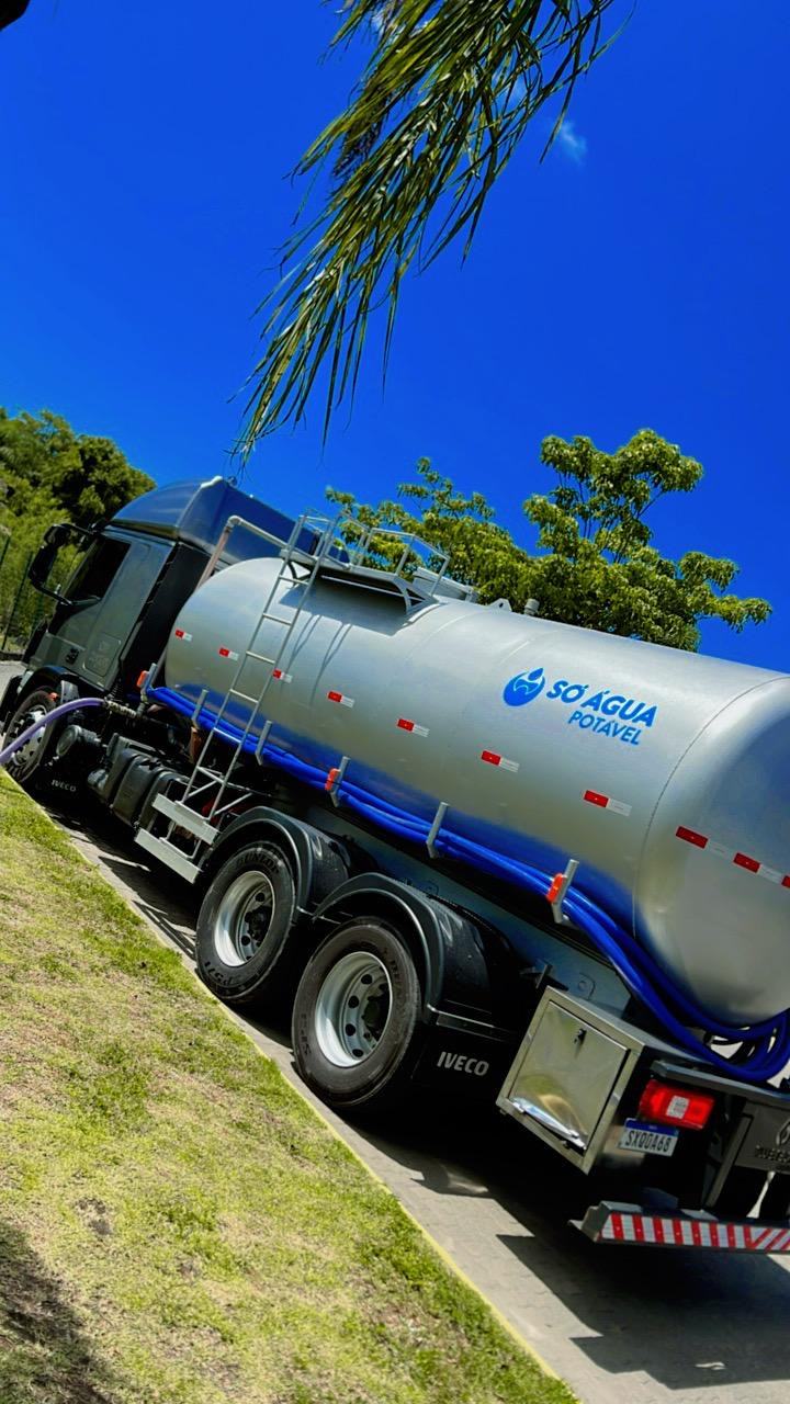 Caminhão-pipa de inox para transporte de água potável em Brusque