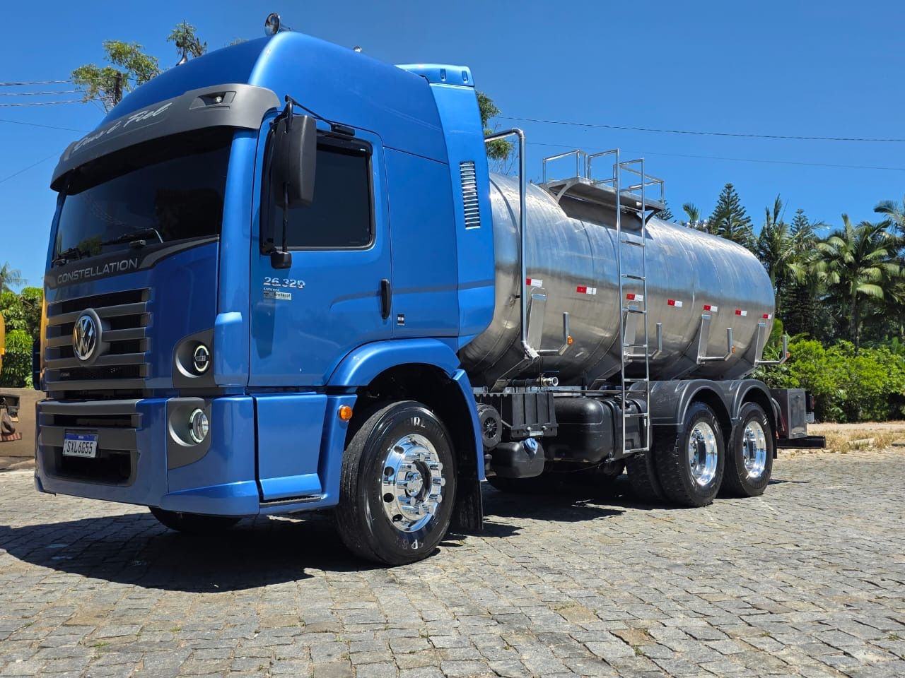 Caminhão-pipa de inox para transporte de água potável em Garopaba